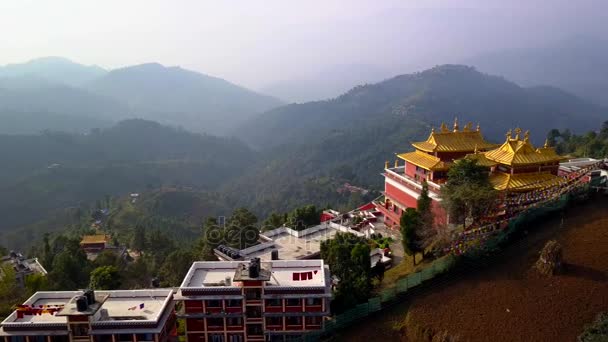 Tibetští mniši nedaleko kláštera, údolí Káthmándú, Nepál - 17 října 2017 — Stock video