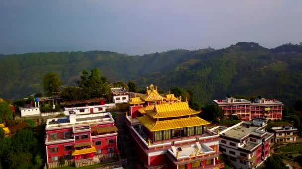Θιβετιανοί μοναχοί κοντά στο μοναστήρι, κοιλάδα του Κατμαντού, Νεπάλ - 17 Οκτωβρίου 2017 — Αρχείο Βίντεο