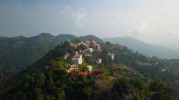 Tibetanska munkar nära Monastery, Kathmandudalen, Nepal - 17 oktober 2017 — Stockvideo