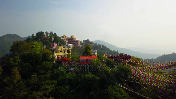 Monjes tibetanos cerca del monasterio, valle de Katmandú, Nepal - 17 de octubre de 2017 — Vídeo de stock