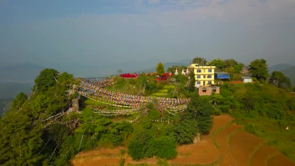 Tibetští mniši nedaleko kláštera, údolí Káthmándú, Nepál - 17 října 2017 — Stock video