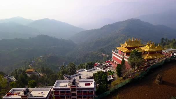 Tibetští mniši nedaleko kláštera, údolí Káthmándú, Nepál - 17 října 2017 — Stock video