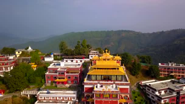 Tibetaanse monniken in de buurt van klooster, de vallei van Kathmandu, Nepal - 17 oktober 2017 — Stockvideo