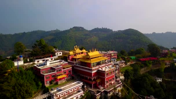 Tibetische Mönche in der Nähe des Klosters, Kathmandu-Tal, Nepal - 17. Oktober 2017 — Stockvideo