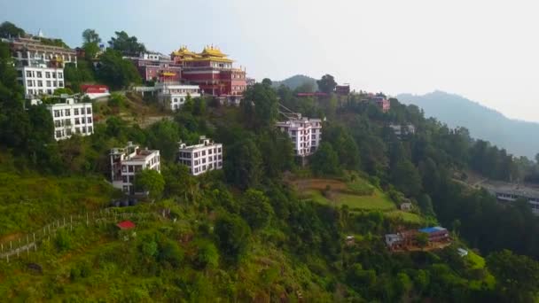 Monjes tibetanos cerca del monasterio, valle de Katmandú, Nepal - 17 de octubre de 2017 — Vídeos de Stock