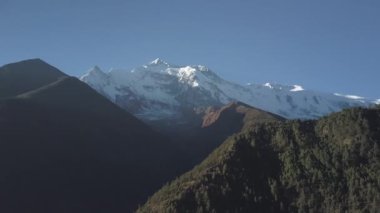 Himalaya Dağları, Nepal Cinelike profil vadide yukarıda günbatımı