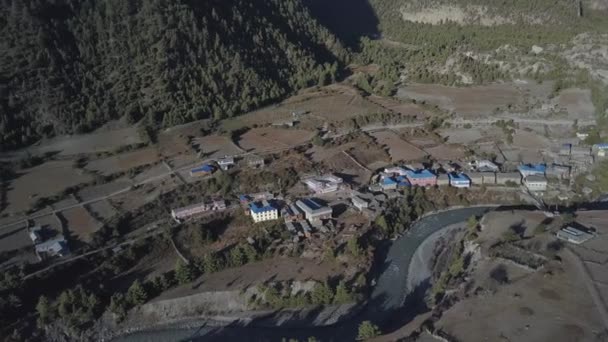 Zonsondergang boven de vallei in de bergen van de Himalaya, Nepal Cinelike profiel — Stockvideo