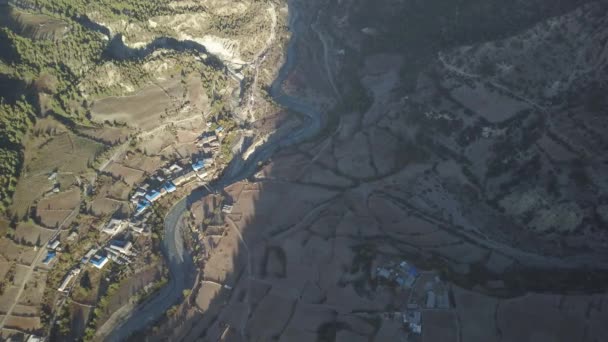 Puesta de sol sobre el valle en las montañas del Himalaya, Nepal Perfil Cinelike — Vídeos de Stock