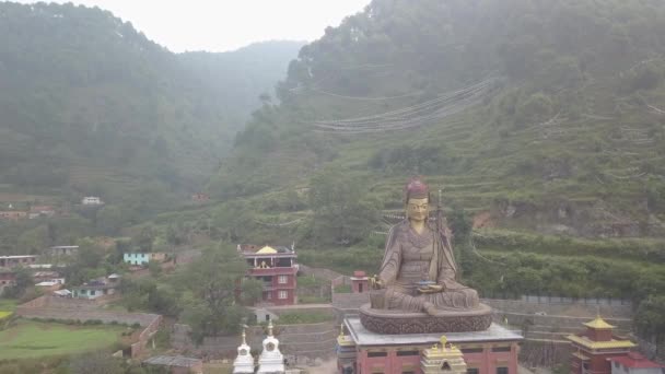 Utsikt över Staty Temple of Guru Padmasambhava, Katmandu dalen, Nepal - 16 oktober 2017 — Stockvideo