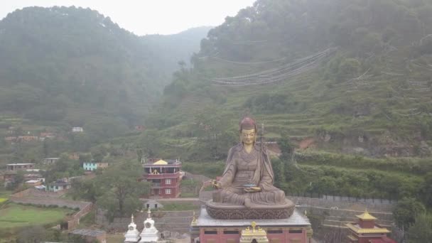 Zicht op Standbeeld Tempel van Guru Padmasambhava, Kathmandu vallei, Nepal - 16 oktober 2017 — Stockvideo