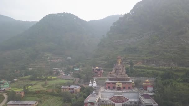 Blick auf den Statuentempel von Guru Padmasambhava, Kathmandu-Tal, Nepal - 16. Oktober 2017 — Stockvideo