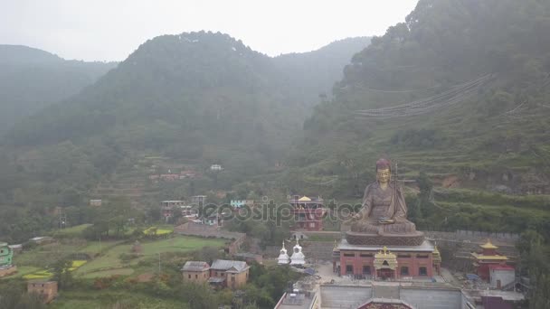 Blick auf den Statuentempel von Guru Padmasambhava, Kathmandu-Tal, Nepal - 16. Oktober 2017 — Stockvideo