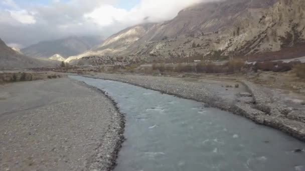 喜马拉雅山脉中的河流从空中鸟瞰尼泊尔 — 图库视频影像