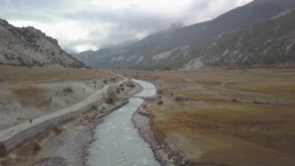 Rio em Himalaia gama Nepal a partir de visão aérea de drone — Vídeo de Stock