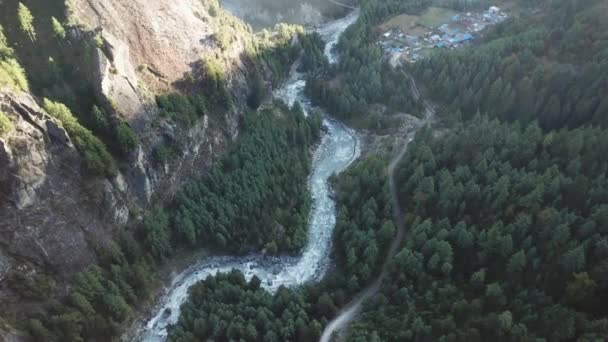 Rivier in Himalaya Nepal variëren van lucht uitzicht vanaf drone — Stockvideo