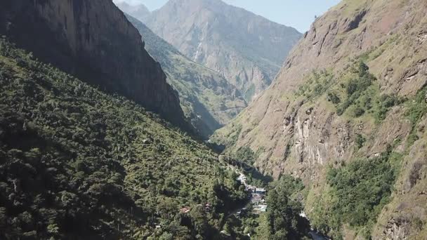 Vattenfall i Himalaya alltifrån luftvy från drone Nepal — Stockvideo