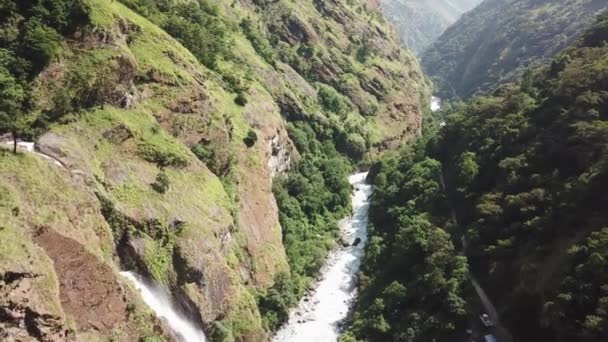 Cascada en el Himalaya rango Nepal desde la vista aérea desde el dron — Vídeo de stock