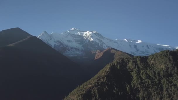 Solnedgången över dal i bergskedjan Himalaya, Nepal Cinelike profil — Stockvideo
