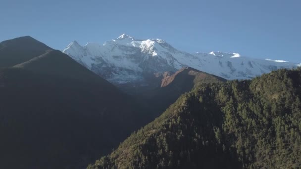 Zonsondergang boven de vallei in de bergen van de Himalaya, Nepal Cinelike profiel — Stockvideo