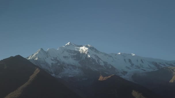 Puesta de sol sobre el valle en las montañas del Himalaya, Nepal Perfil Cinelike — Vídeos de Stock