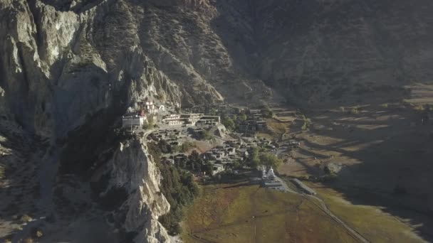 Puesta de sol sobre el valle en las montañas del Himalaya, Nepal Perfil Cinelike — Vídeo de stock