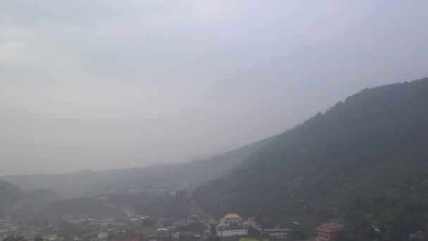 Weergave van het standbeeld van Guru Padmasambhava, Kathmandu-vallei, Nepal - 16 oktober 2017 — Stockvideo