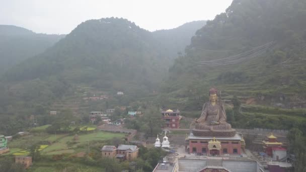 Pohled na sochu Guru Padmasambhava, údolí Káthmándú, Nepál – 16. října 2017 — Stock video