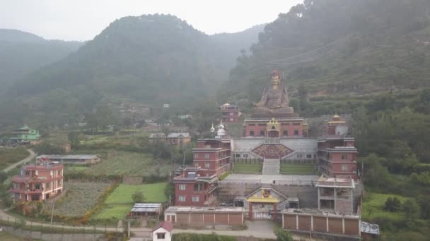Utsikt över statyn av Guru Padmasambhava, Kathmandudalen, Nepal - 16 oktober 2017 — Stockvideo