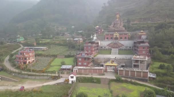 Utsikt över statyn av Guru Padmasambhava, Kathmandudalen, Nepal - 16 oktober 2017 — Stockvideo