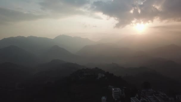 Tramonto sopra la valle nelle montagne dell'Himalaya, Nepal — Video Stock