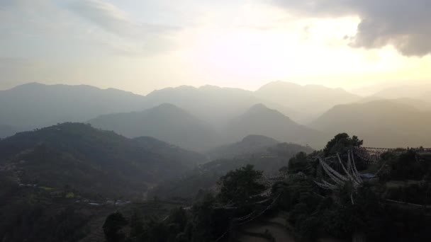 Zonsondergang boven de vallei in de bergen van de Himalaya, Nepal — Stockvideo