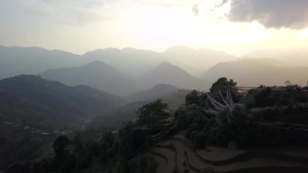 Zonsondergang boven de vallei in de bergen van de Himalaya, Nepal — Stockvideo