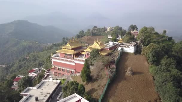 Тибетские монахи возле монастыря в долине Катманду, Непал - 17 октября 2017 года — стоковое видео