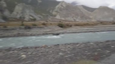 Himalayalar nehirde uçak cinelike profilden hava görünümden Nepal aralığı