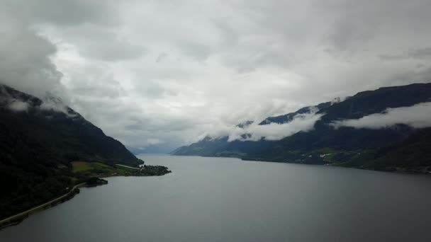 Θέα στα φιόρδ και το νερό από drone στον αέρα Νορβηγία — Αρχείο Βίντεο