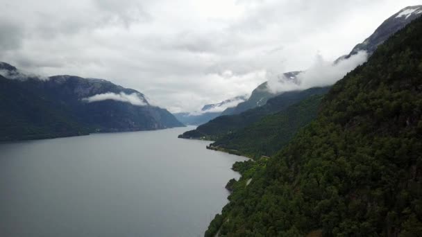 Dron üzerinde air Norveç fiyord ve su görünümü — Stok video
