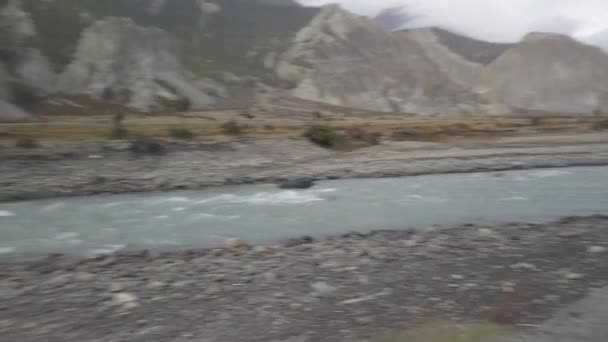 Río en la cordillera del Himalaya Nepal desde la vista aérea desde el perfil cinelike del dron — Vídeo de stock