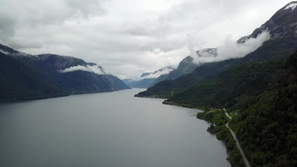 Vista al fiordo y el agua desde el dron al aire Noruega — Vídeo de stock