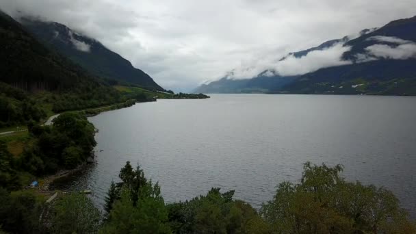 Widok na fiord i wodę z drona na powietrza Norwegia — Wideo stockowe