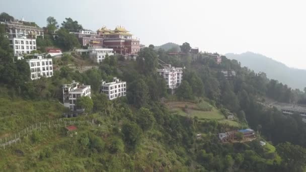 Tybetańscy mnisi w pobliżu klasztoru, Dolinie Katmandu, Nepal - 17 października 2017 r. — Wideo stockowe
