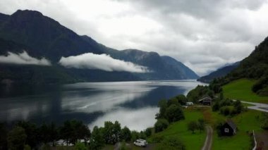 Dron üzerinde air Norveç fiyord ve su görünümü