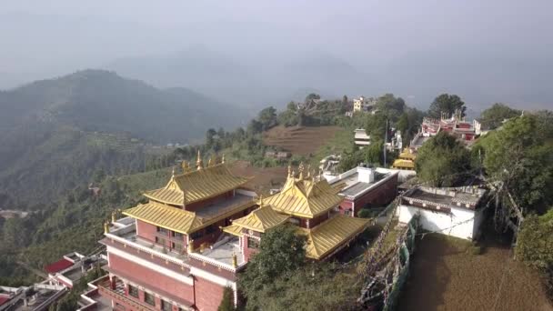 Tibetští mniši nedaleko kláštera, údolí Káthmándú, Nepál - 17 října 2017 — Stock video