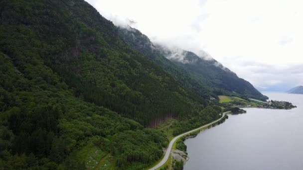 Vista al fiordo y el agua desde el dron al aire Noruega — Vídeo de stock