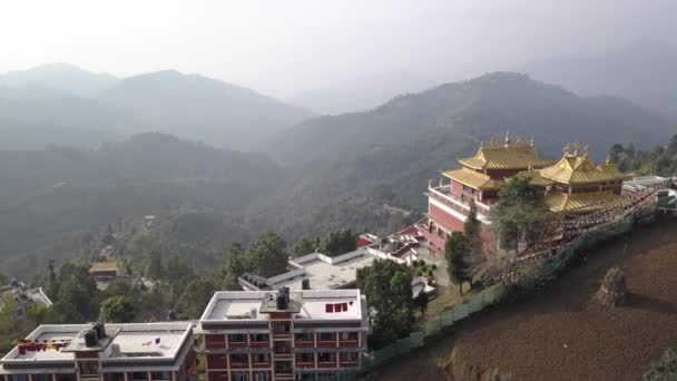 Monjes tibetanos cerca del monasterio, valle de Katmandú, Nepal - 17 de octubre de 2017 — Vídeos de Stock