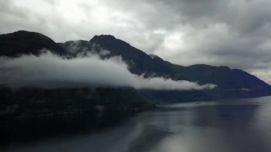 Dron üzerinde air Norveç fiyord ve su görünümü