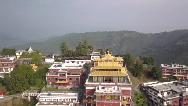 尼泊尔加德满都山谷修道院附近的藏族僧侣-2017年10月17日 — 图库视频影像