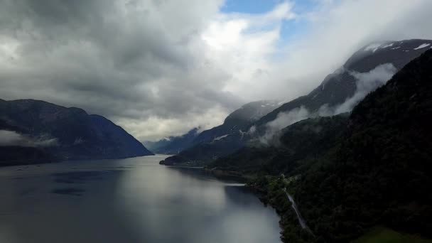 Vista al fiordo y el agua desde el dron al aire Noruega — Vídeos de Stock