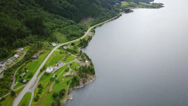 Vista al fiordo y el agua desde el dron al aire Noruega — Vídeo de stock