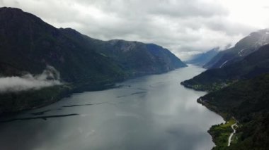 Dron üzerinde air Norveç fiyord ve su görünümü