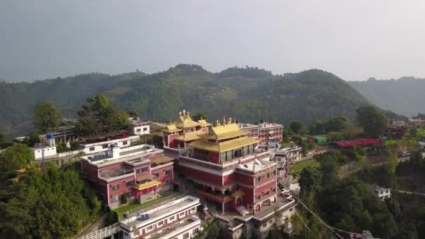 Tibetische Mönche in der Nähe des Klosters, Kathmandu-Tal, Nepal - 17. Oktober 2017 — Stockvideo